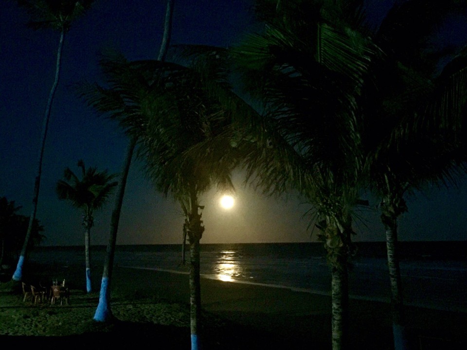 Brasilien - Salvador - Mond geht auf im Meer