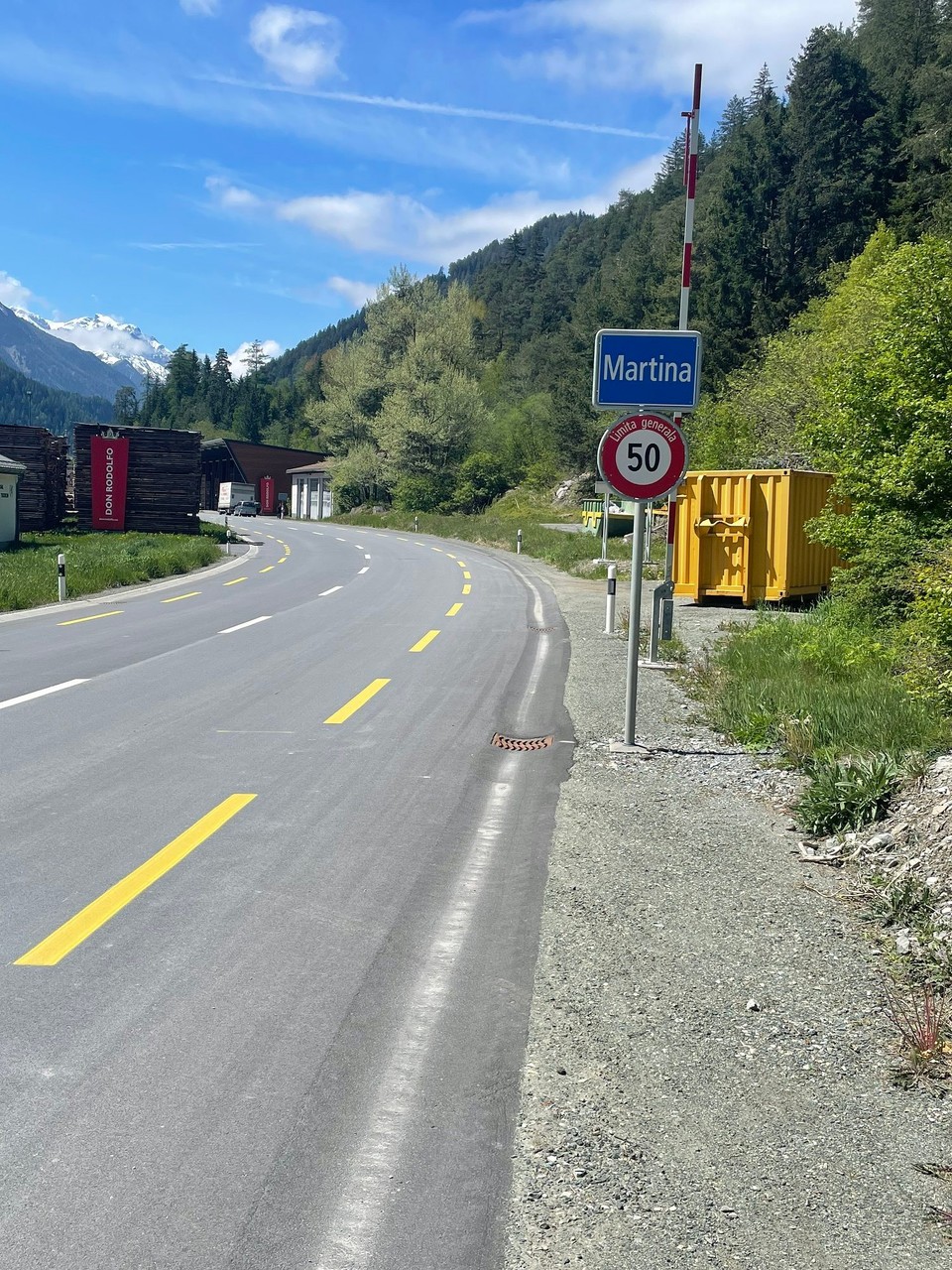 Schweiz - Martina GR - Das Schweizerische Martina - am Beginn der Auffahrt zum Reschenpass.
Auf österreichischer Seite fährst du entweder auf einem Schotterweg oder auf der Straße. 
Auf Schweizer Seite ein super ausgebauter Radstreifen. 