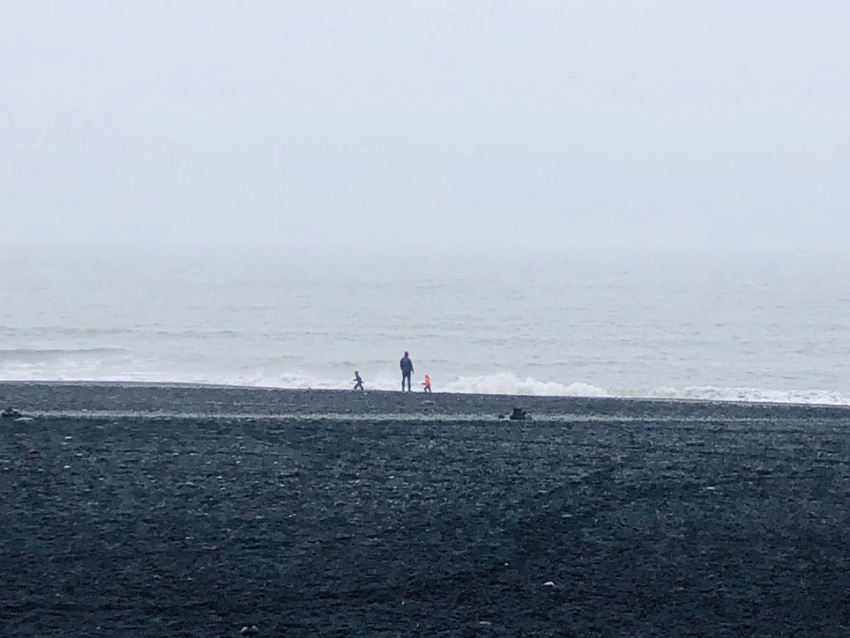 Island - Mýrdalshreppur - Und nun hat die Ringstrasse uns wieder. Wir sind in Vik y Myrdal und spazieren am wilden schwarzen Strand und Atlantik entlang. Ulli lässt die beiden Kids hier keine Sekunde auf den Augen. Ich darf in Ruhe meiner Wege ziehen und nach Herzenslust fotografieren 🥰