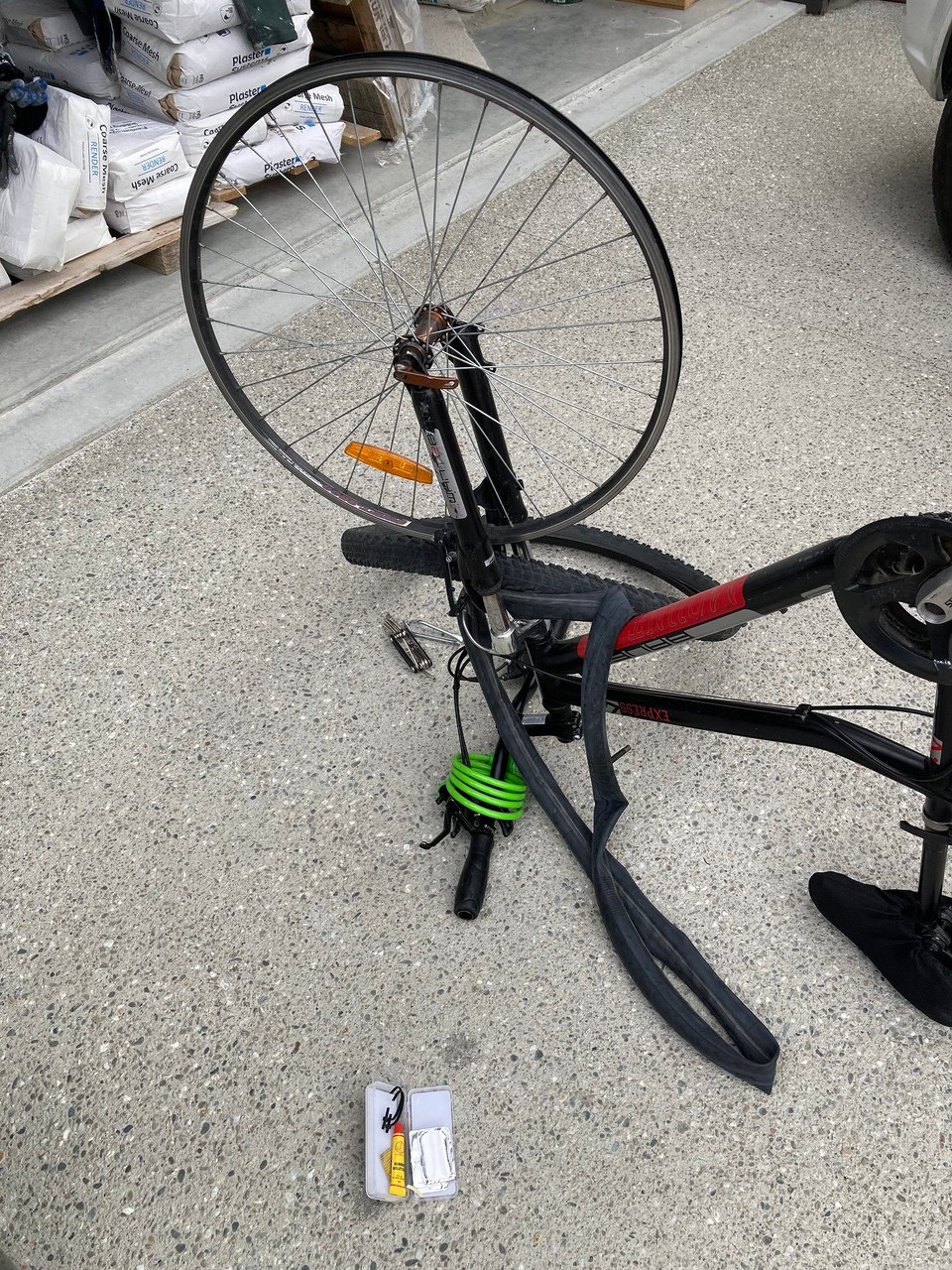 Neuseeland - Queenstown - Leider endet die Radtour früher als geplant 🤦🏻‍♀️ Es macht zisch und alle Luft ist raus. Zum Glück ist Chris schon fertig mit arbeiten für heute und er sammelt mich auf seinem Rückweg ein. Zuhause wird dann erstmal repariert 🤓