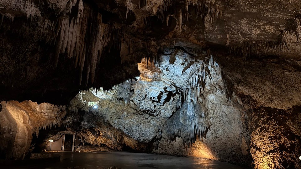 Montenegro - Cetinje - Im Wechselspiel mit prachtvollen Galerien wirkt jeder einzelne Saal noch eindrucksvoller.
Unterirdische Seen, Quellen und Wasserströme bahnen sich den Weg durch die Höhle.