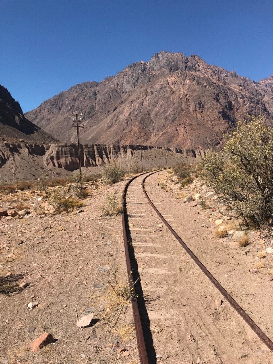 Argentinien - Luján - Entlang des gesamten Wegs in die Berge führt auch eine aufgegebene Eisenbahn-Strecke