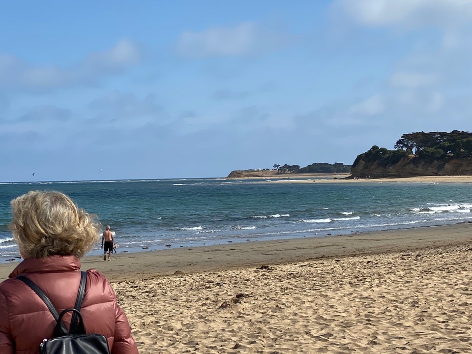 Australien - Torquay - Da es aussergewöhnlich kühl war, knappt 20 Grad, hatten sich am schönen Sandstrand von Turquay nur wenige 
Badegäste zum Bad ermutigen lassen.
