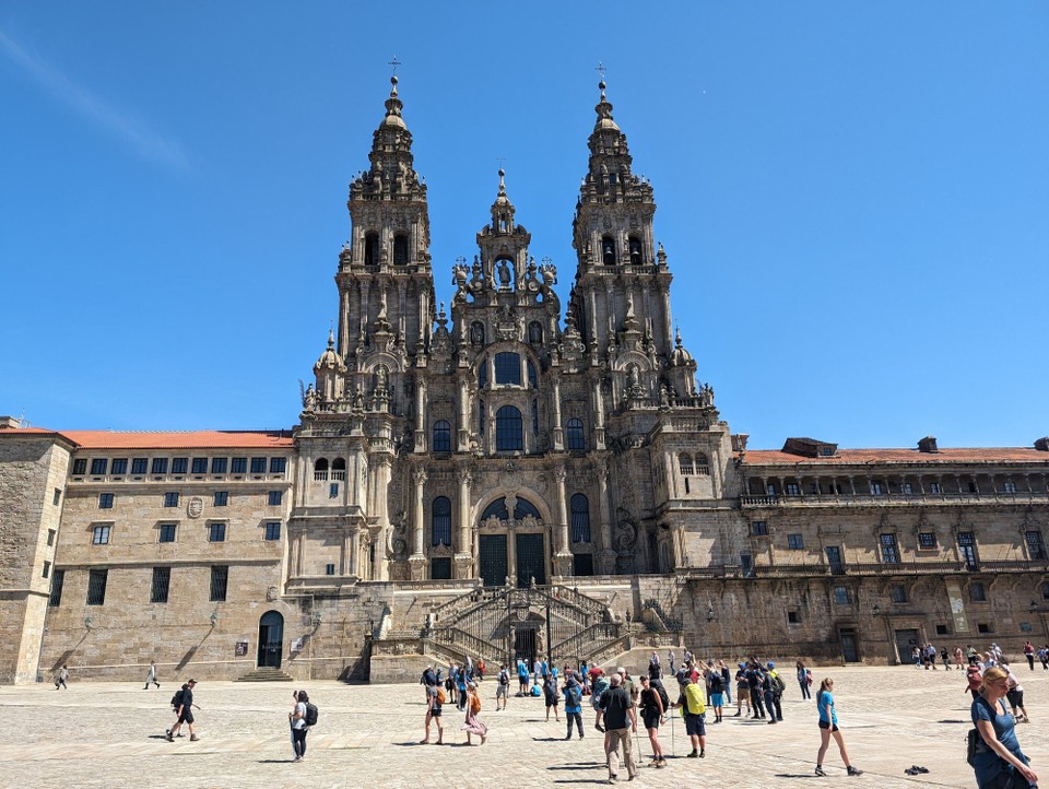 Spanien - O Pino - Wir sitzen vor der Kathedrale von Santiago und genießen mit allen anderen den Moment und die heissgelaufenen Füsse.