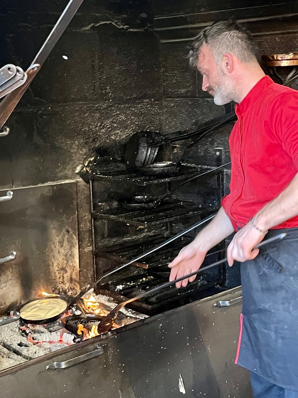 Frankreich - Beauvoir - Spezialität des Hauses Omlette à la Truffe, das über dem Feuer luftig leicht gekocht wird. 