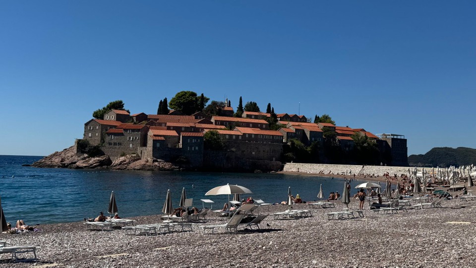 Montenegro - Budva - Etliche Angehörige der High Society, unter ihnen Sophia Loren,  Marilyn Monroe, Doris Day, Sidney Poitier, Kirk Douglas, Sylvester Stallone und Claudia Schiffer, waren schon zu Gast. Auch Spitzenpolitiker, wie Willy Brandt, Helmut Kohl, Prinz Charles und Silvio Berlusconi zählten zu den Besuchern.