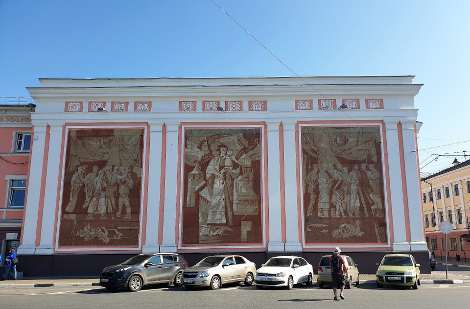 Russia - Nizhny Novgorod - Got to love a Soviet Monument