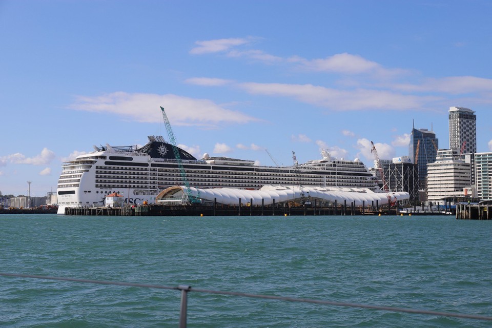 Neuseeland - Auckland - Die MSC Magnifica liegt im Hafen. Dieses Schiff ist auf einer Weltrundfahrt (116 Nächte).