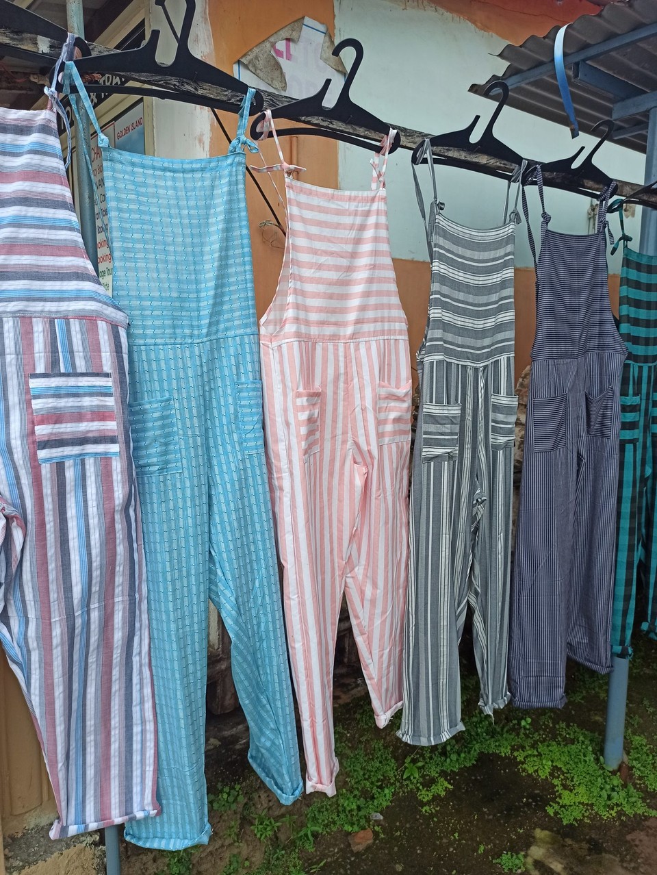 Indien - Varkala - Latzhose im Schlabberlook... Ich weiß nicht was ich davon halten soll.