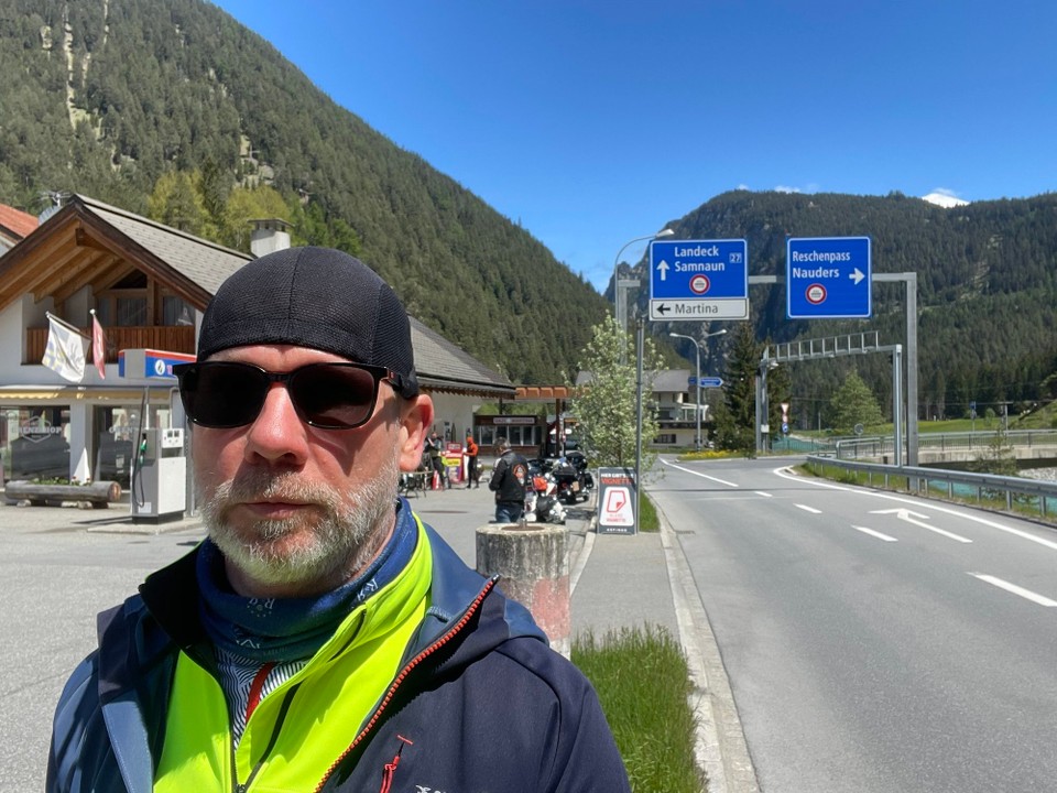 Schweiz - Martina GR - Gleich geht‘s 11 Kehren rauf.