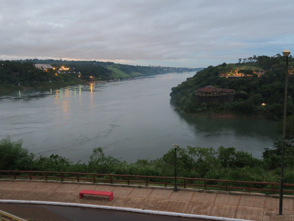 Argentina - Puerto Iguazú - A droite le Bresil, a gauche le Paraguay