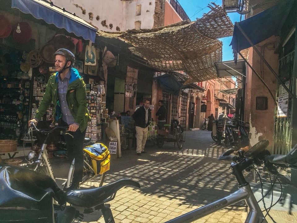 Marokko - Marrakesch - Erster Ausritt in voller Montur. 
Ich bleibe noch eine Nacht in Marrakesch, um morgen dann endlich zu starten. 
Eine Fahrt durch die Medina gleicht einem adventure game. Einziger Unterschied: Man hat nur ein Leben.