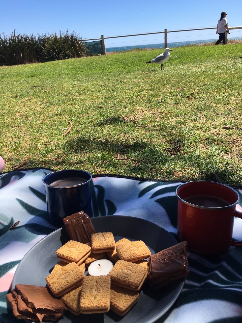 Australien - South Perth - Auf ein schönes Kaffeettinken am 1. Advend hab ich bestanden. Also gab es trotz 33 Grad einen warmen Kakao und sehr geschmolzen Schokokekse. 