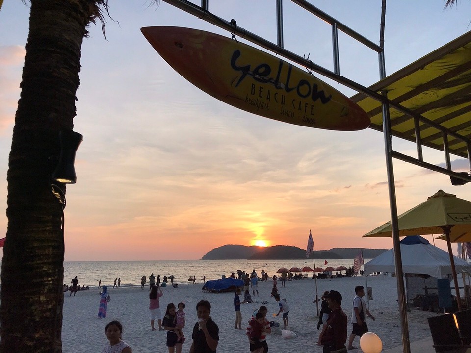 Malaysia - Kedawang - Watching the sunset on Pantai Cenang Beach, Langkawi