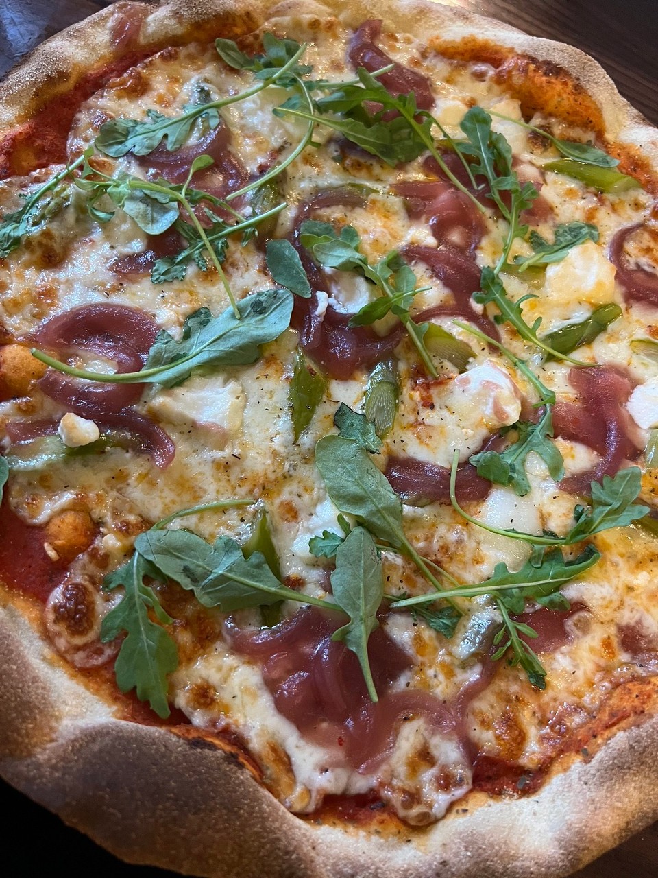 Vereinigtes Königreich - Glasgow - Ziegenkäse, Spargrl und karamellisierte Zwiebeln… sehr lecker. Und das Pizzamesser gibt es tatsächlich dazu. 