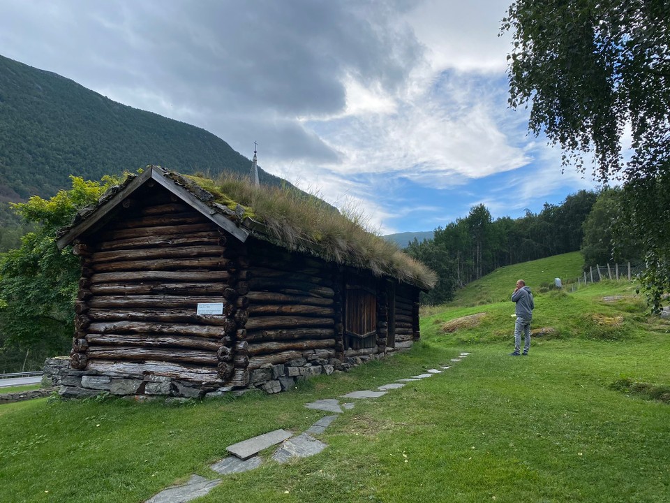Norwegen - Øvre Årdal - Hier wir die Friedhofstechnik gelagert.