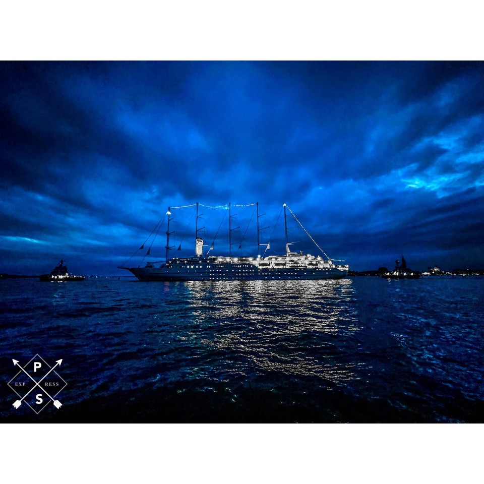 Italien - Venedig - Abend-Spaziergang - aber eher ein Schiff ;0) auf dem Weg aus der Bucht. 