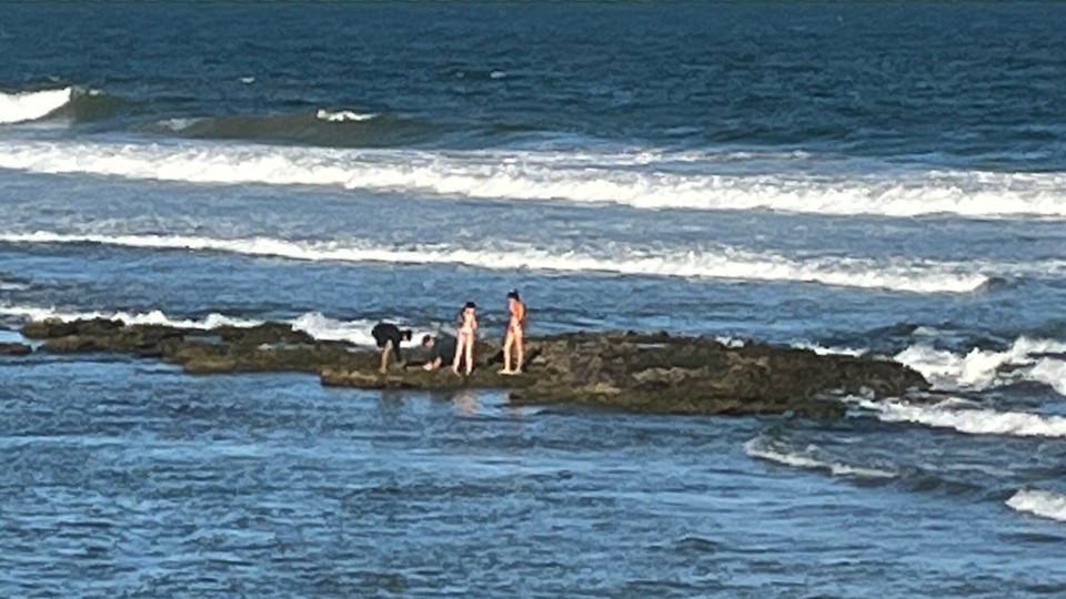 Brasilien - Salvador - Bei Ebbe sitzen die Leute auf der Insel