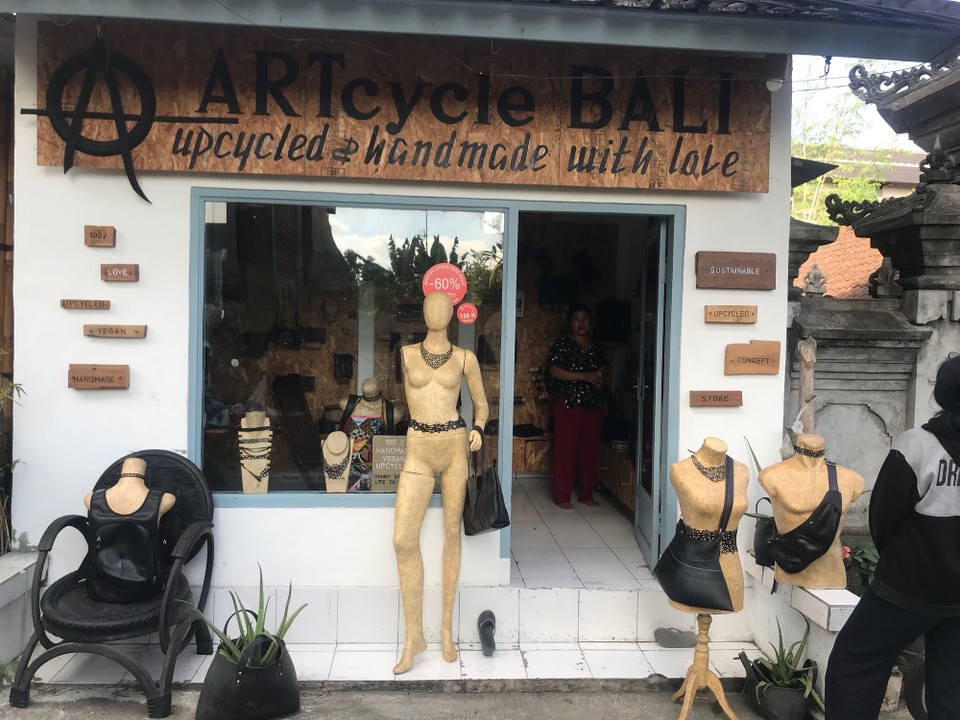 Indonesia - Ubud - Butikk som lager smykker, belter, vesker mm av resirkulerte dekk. 