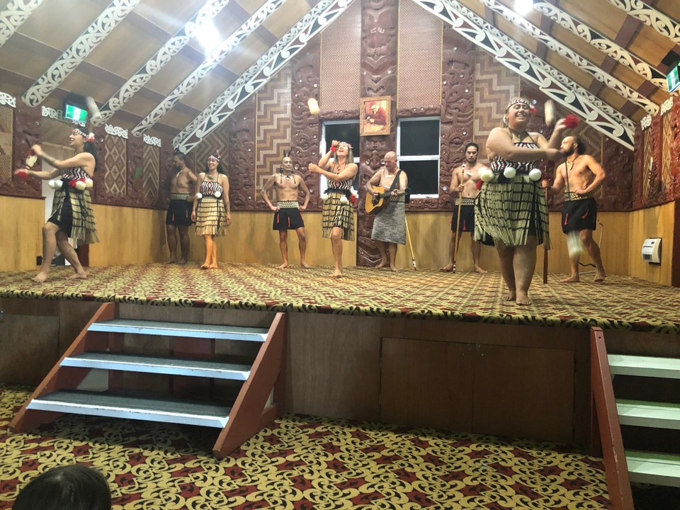 Neuseeland - Whakarewarewa - Beat „durfte“ kurz mitmachen an der Show und den Haka mittanzen, leider konnten wir ihn nicht fotografieren ganz zuhinterst. 
