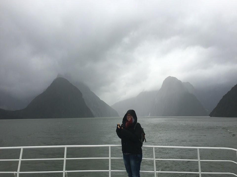 New Zealand - Milford Sound - Die Bootstour war da Wahnsinn- da vorne könnten gleich ein paar Zwerge in einem Kanu herfahren, jedenfalls hat es für mich wie eine Szene aus 'the hobbit' gewirkt 