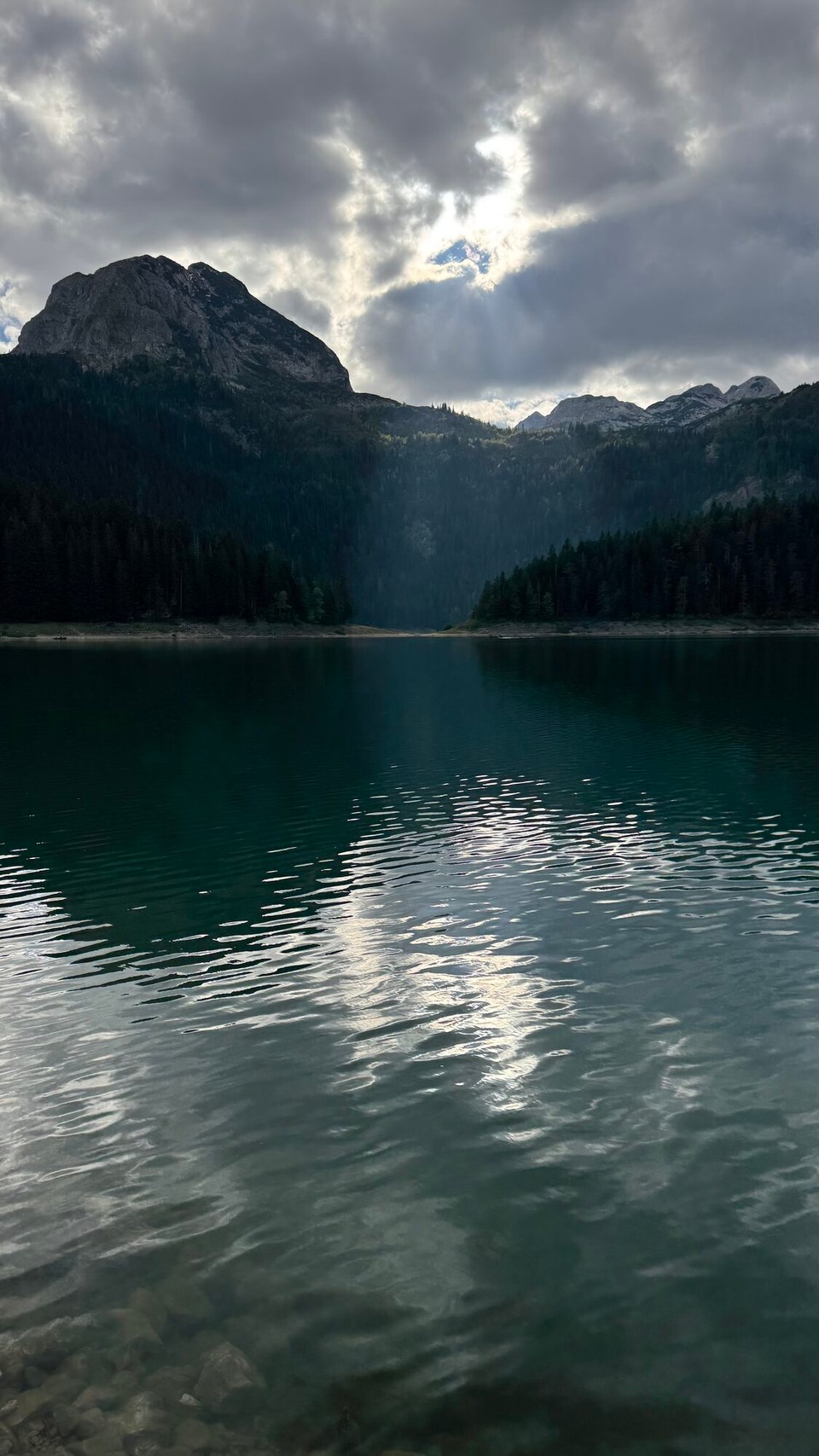 Montenegro - Plužine - Da die Sonne hinter den Wolken verschwindet und es schon spät ist, fahren wir in unsere Unterkunft.
Wir haben für den heutigen Trip 8 Stunden benötigt.