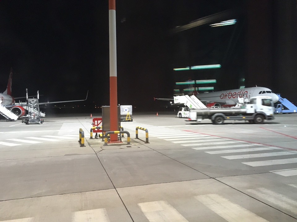 Deutschland - Berlin - So nun durch den Sicherheits check durch alles kein Problem gewesen, jetzt warte ich bei Gate c-61 das das Boarding beginnt... bald geht es hoch in die Luft 🙈

Jetzt ist 5:40 und ich bin als erster Passagier an Board der Boeing 737-700 gegangen. Bin mal gespannt Wer links und rechts neben mir sitzt da ich 17B habe also sind neben mir der Fenster Platz und der Gang Platz... naja werde ich sehen. Aber ist ja nur ein kurzer Flug, denke ich mal... um 6:05 ist der Abflug angesetzt bin mal gespannt wie pünktlich die hier sind. 