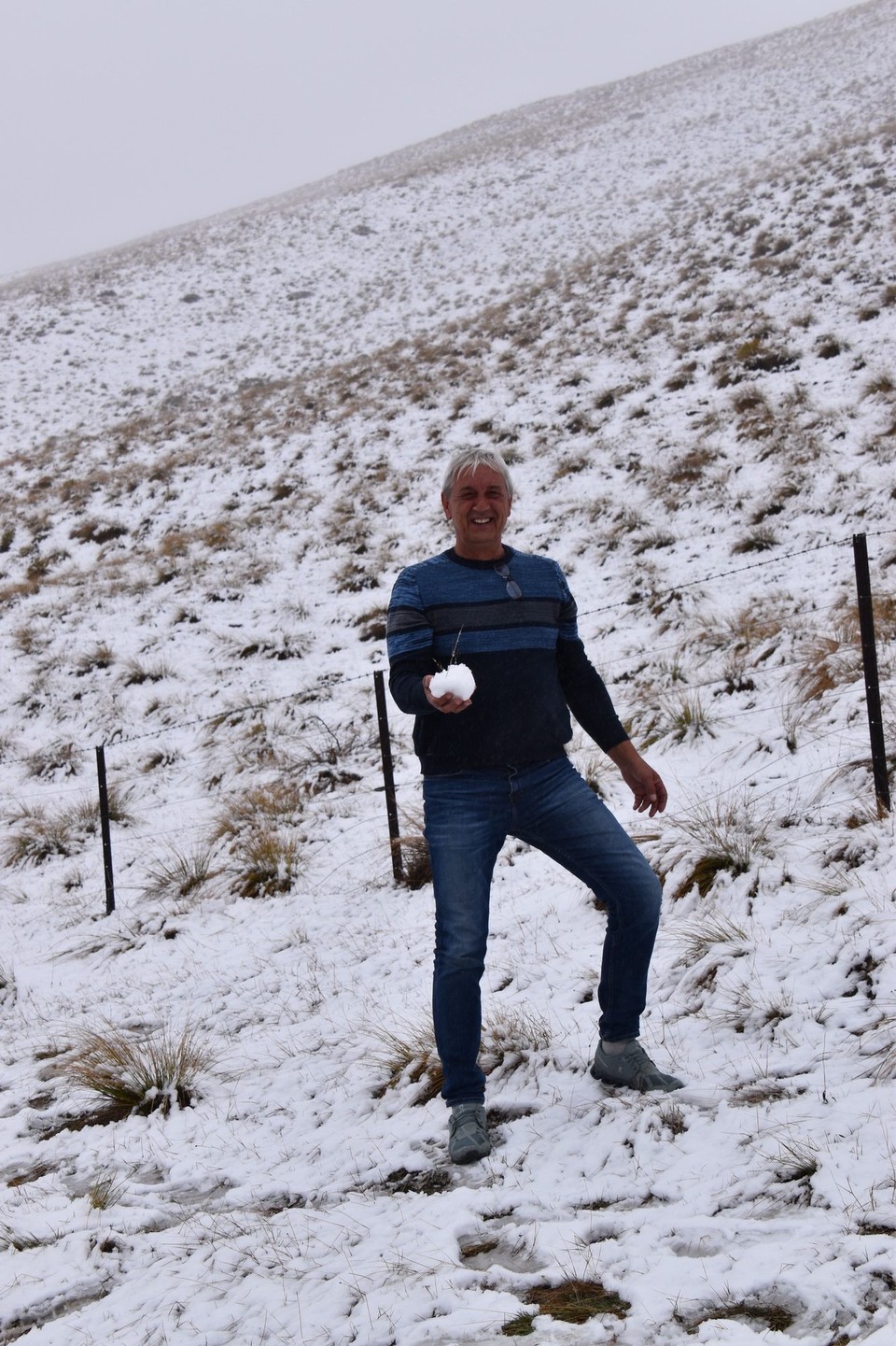Neuseeland - Queenstown - Jetzt wussten wir auch warum die Strecke welche halb so lang ist genauso lange dauert.
Wir haben Badesachen dabei, aber keine Mützen.
Zeit für eine Schneeball Schlacht, wir waren wenigstens die ersten die Schnee hatten. 😎