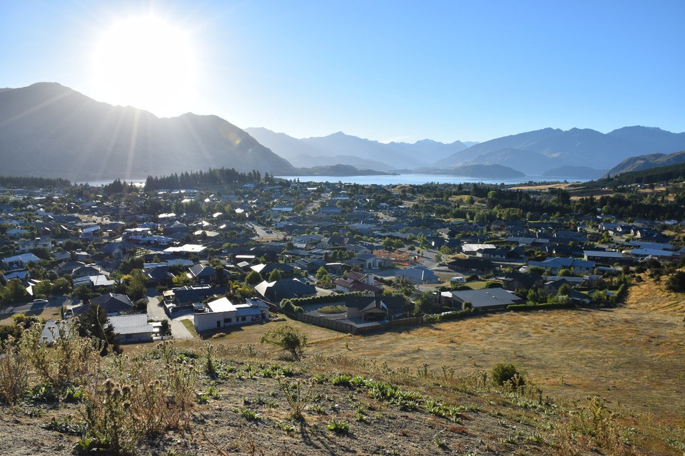 Neuseeland - Wanaka - Blick auf Wanaka mit dem Lake Wanaka im Hintergrund von unserer kleinen Wanderung aus