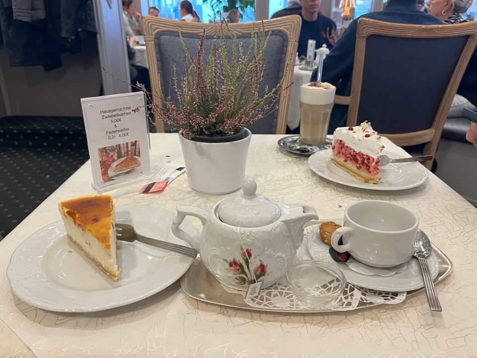 Deutschland - Koblenz - Und einen Käsekuchen mit einem Kännchen Tee.