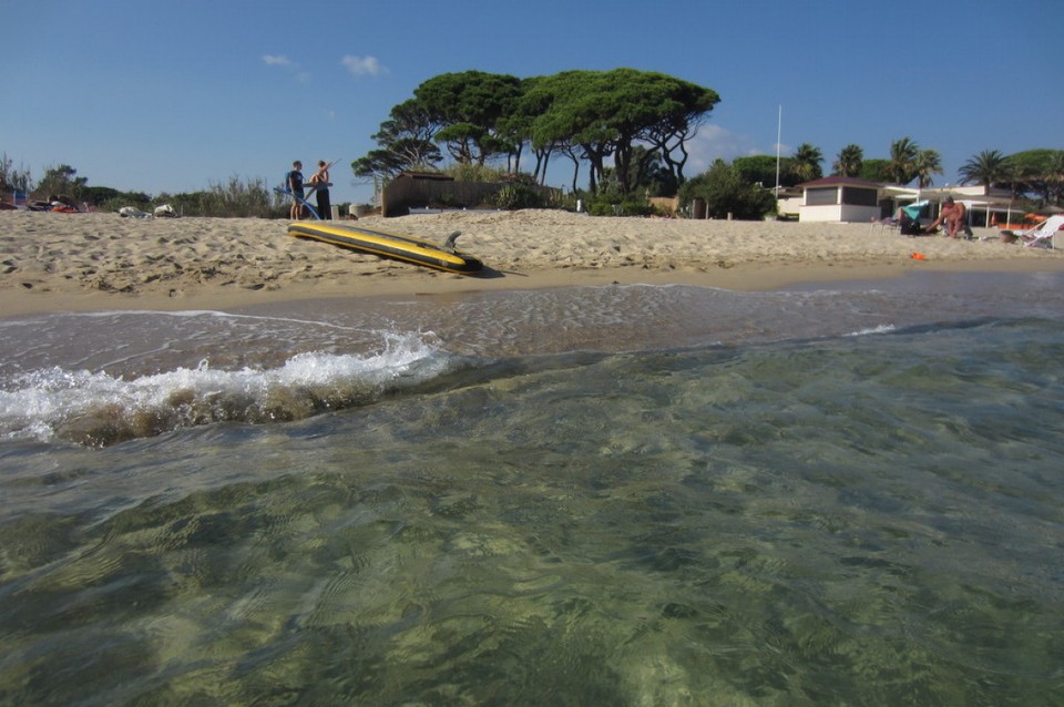 Frankreich - Saint-Tropez - Schirmpinien, weißer Strand, kristallklares Meer