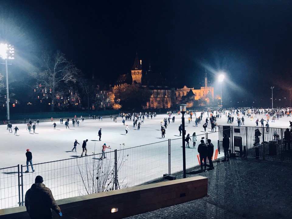 Ungarn - Budapest - Ice skating at Heroes Square | Winter | Christmas lights