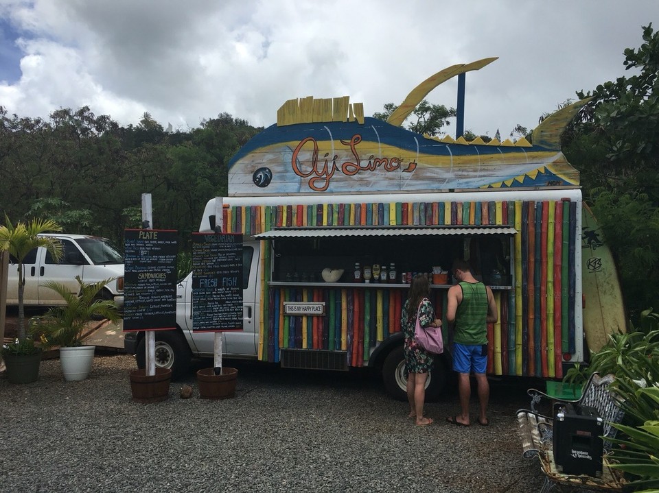 Vereinigte Staaten - Honolulu - Solche Foodtrucks gibt es überall auf O'ahu, aber hier gabs das beste Poke