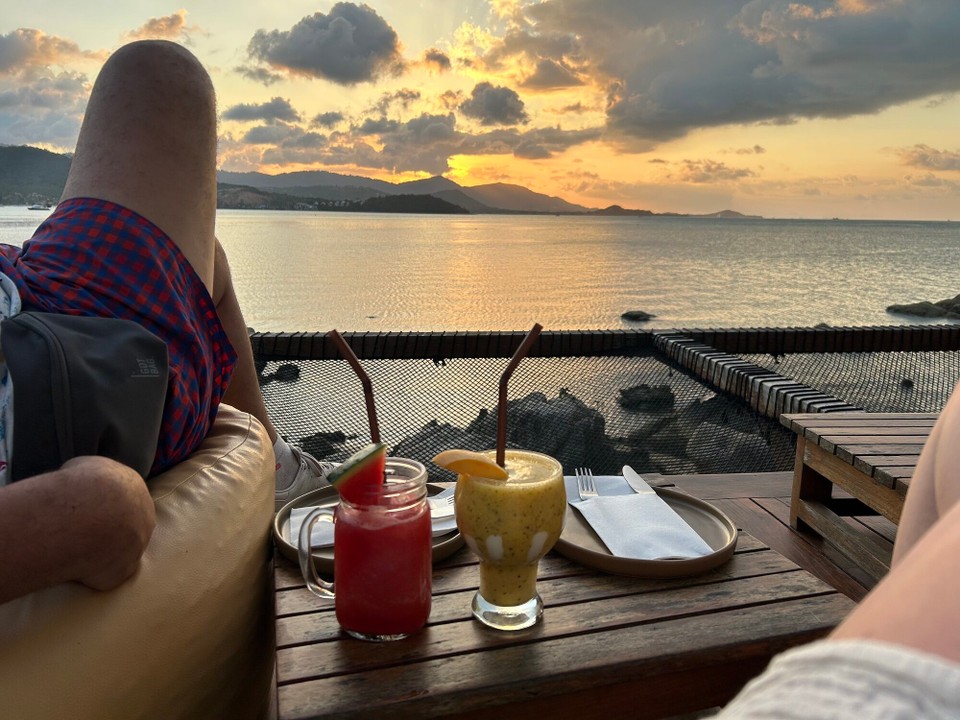 Thailand - Koh Samui - Heute ist übrigens ein thailändischer Feiertag. Religiös. Daher gibt es nirgendwo Alkohol zu kaufen. Uns eh egal. Wir wollten einen erfrischenden Smoothie 