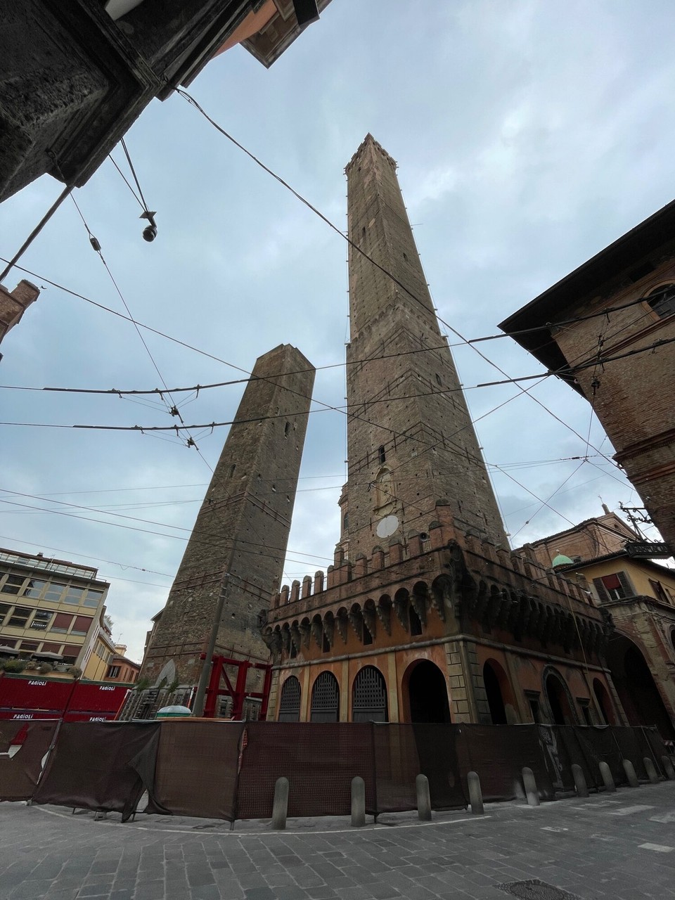 Italien - Bologna - Torre Asinelli war heute eine laute Baustelle 