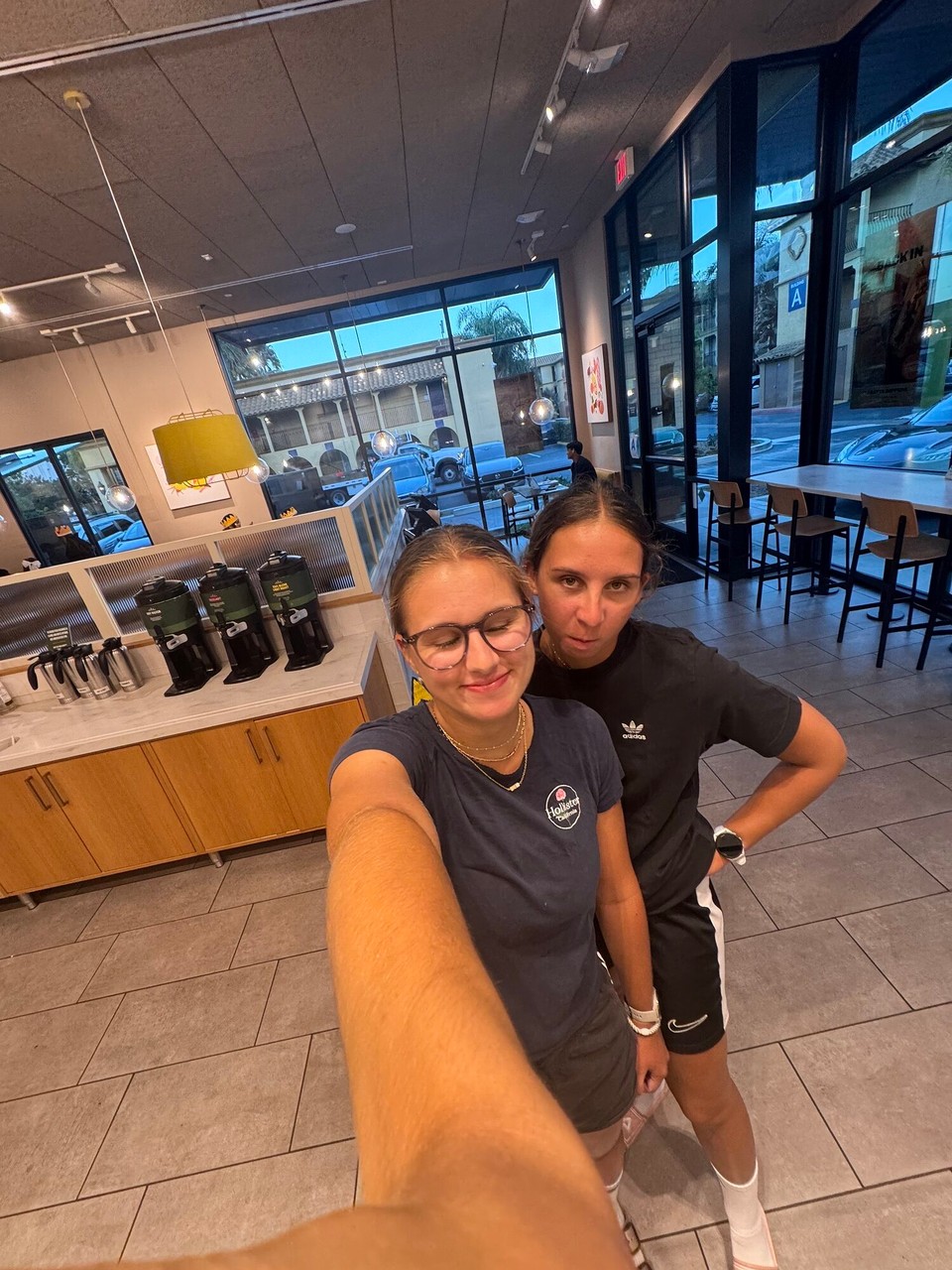 Vereinigte Staaten - San Diego - Zum Znacht hets Too good to go geh und will das zwenig gsi esch hemmer no öbis imne Restaurant gholt näbem Hotel. Wie mer gseht simmer au ziemlich uf de Schnure gsi.🙈😅