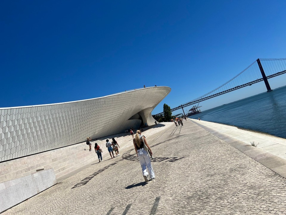 Portugal - Lissabon - Von weitem sieht das Gebäude aus wie ein Auge. 