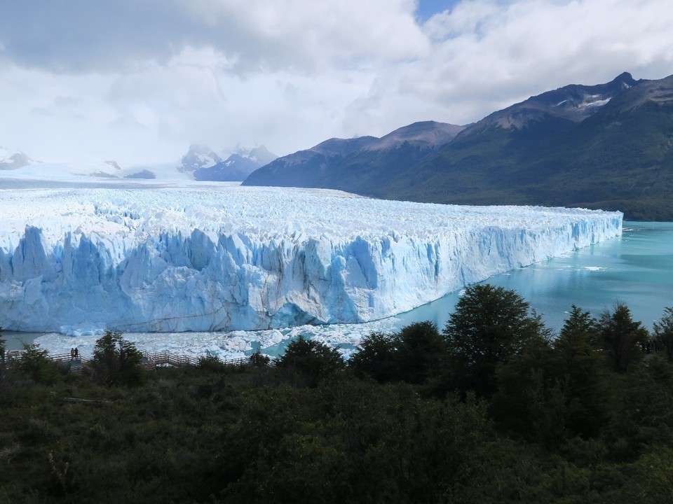 Argentina - El Calafate - Dans l'apres midi, plus de soleil, de blocs de glaces tombes et flottants sur le lac