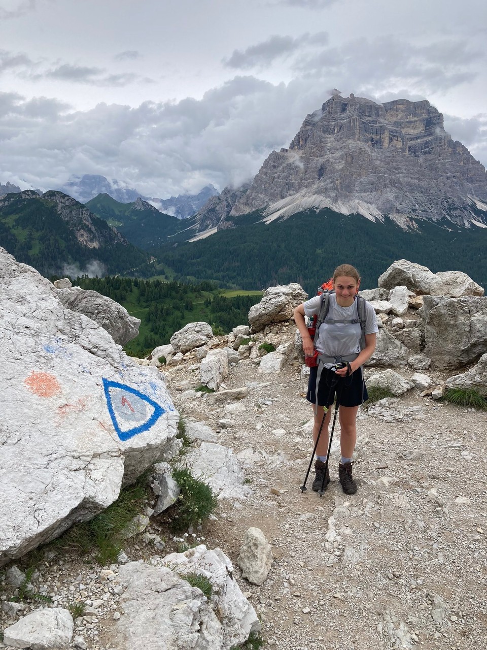 Ort bestimmen … -  - Auf der Alta Via 1, Monte Pelmo im Hintergrund 