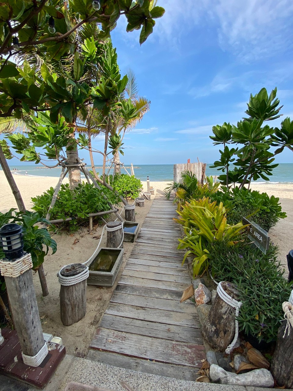 Thailand - Phetchaburi - Der Weg zum Strand.