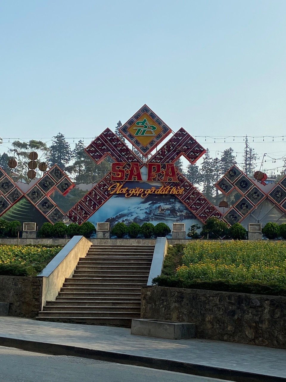 Vietnam - Sa Pa - This must be the center of the town. There are more hotels which have higher ranking around this area. You can see a lot of tourist and local people in the evening. 