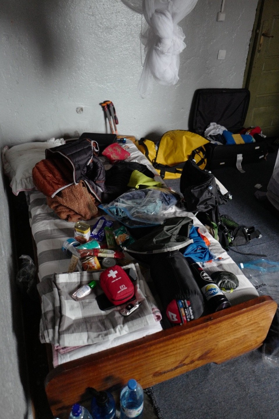 Democratic Republic of the Congo -  - Gründlich packen wir den Rucksack, denn wir haben weder das Essenspaket noch die Träger gebucht die unsere Rucksäcke tragen.