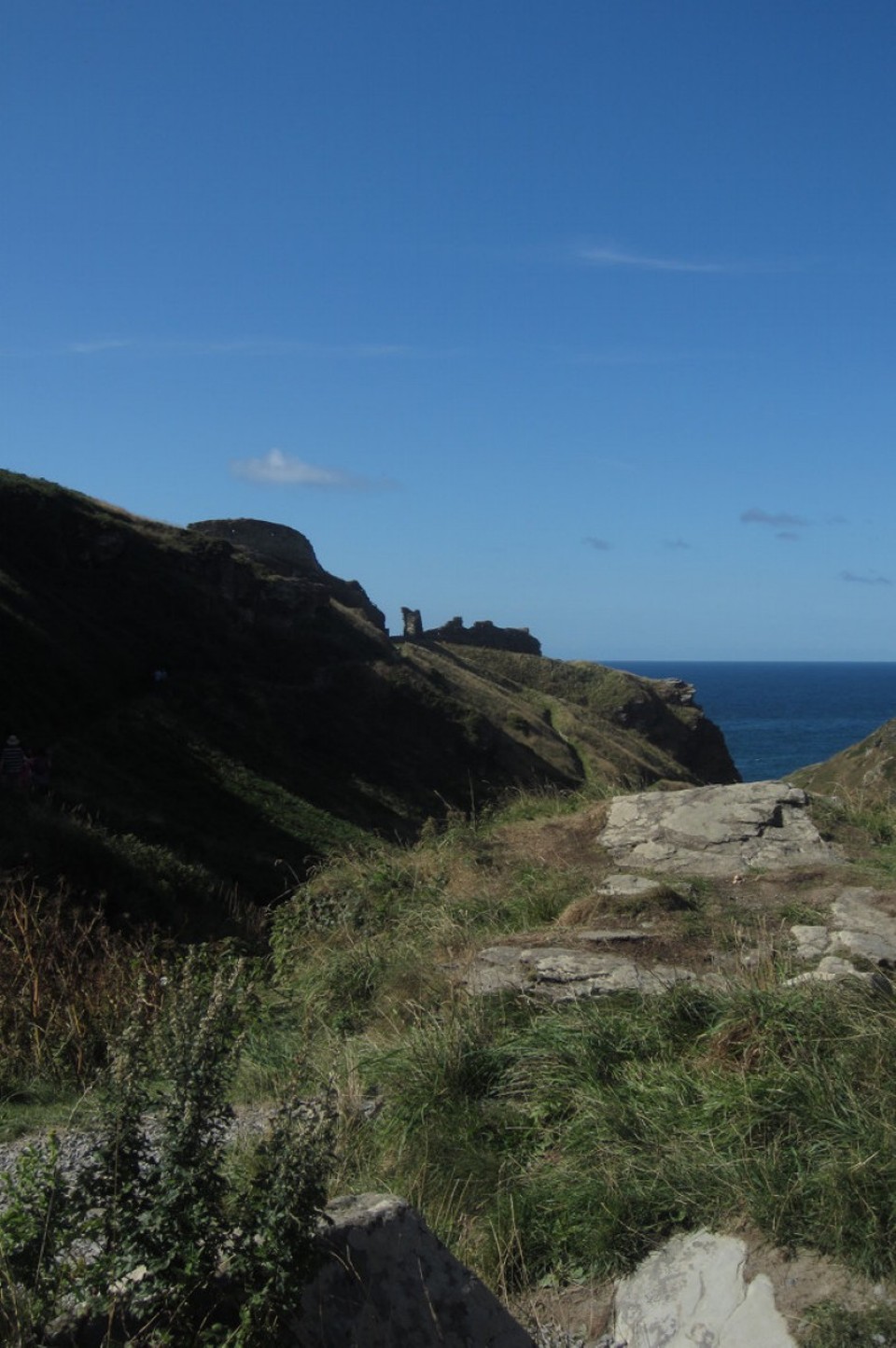 Vereinigtes Königreich - Tintagel - Tintagel Castle auf schroffen Felswänden