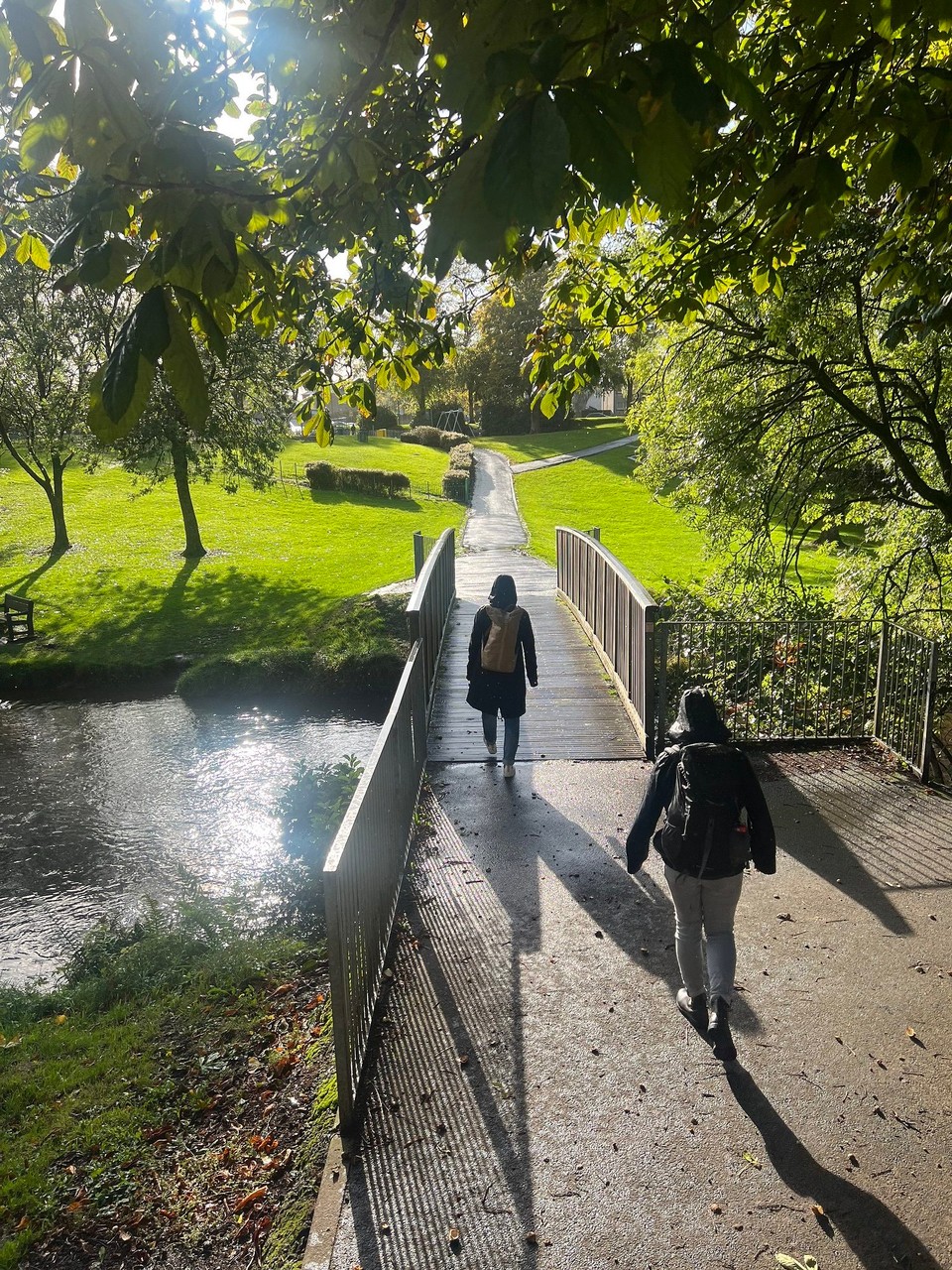 Vereinigtes Königreich - Glasgow - Die Beiden sind eindeutig wetterpassender gekleidet. 