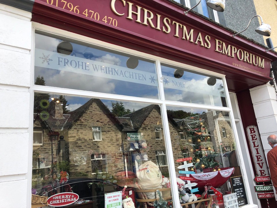 Vereinigtes Königreich - Pitlochry - Scheint in Schottland allgegenwärtig und jeder Zeit von Bedeutung zu sein. So einen Christmas Shop habe ich in Edinburgh doch auch schon gesehen. Also nicht meckern, wenn es bei uns ab Ende August in den Läden schon wieder weihnachtlich aussieht.

Nachtrag: Passend 20:00 Kevin allein in New York
