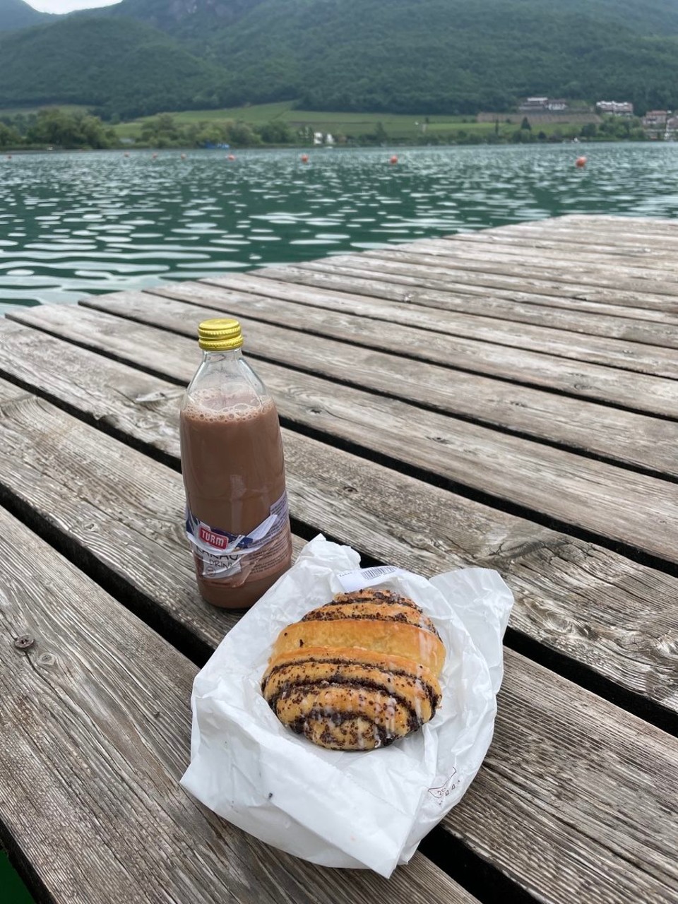 Italien - Kaltern an der Weinstraße - Frühstück direkt am Wasser. Very nice.