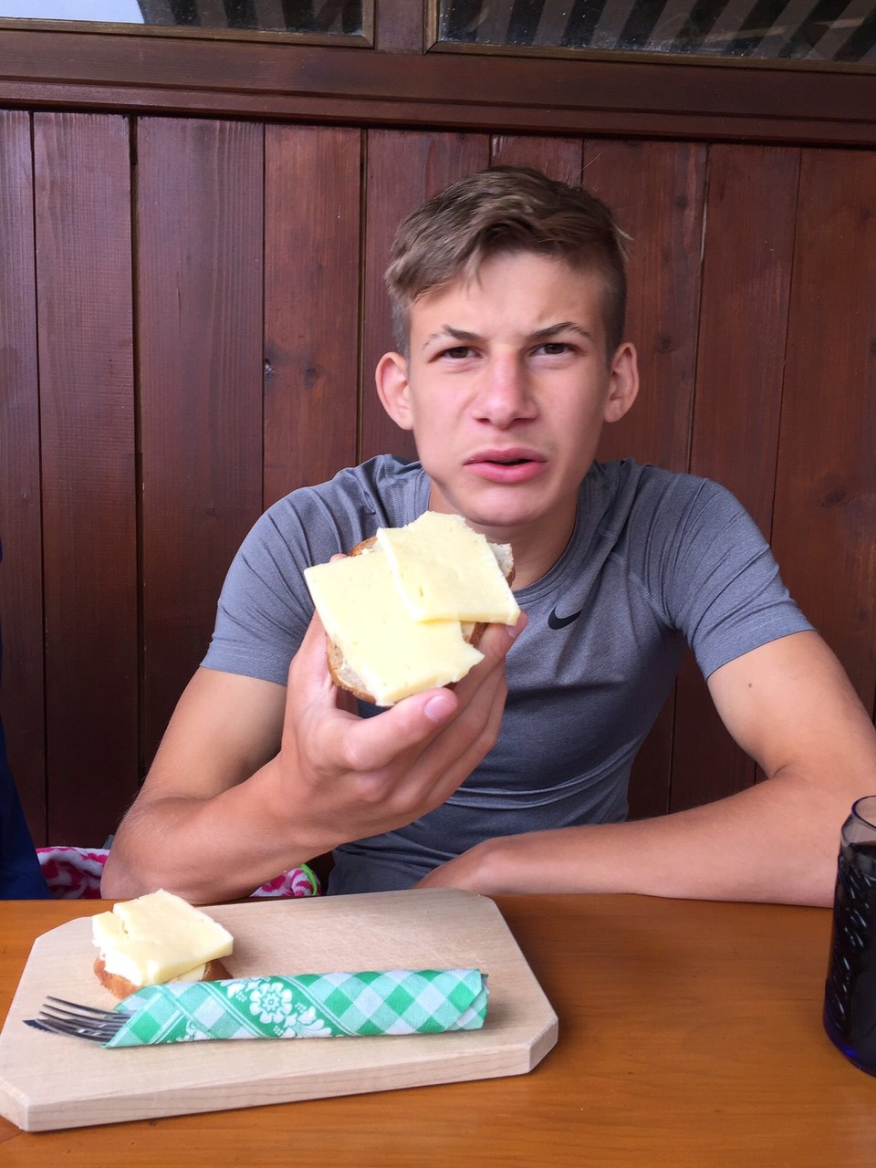 Österreich - Kaprun - Es geschehen noch Wunder ... Cédric isst selbstgemachten Bergkäse und Mia-Sophie Frischkäse aus eigener Herstellung 