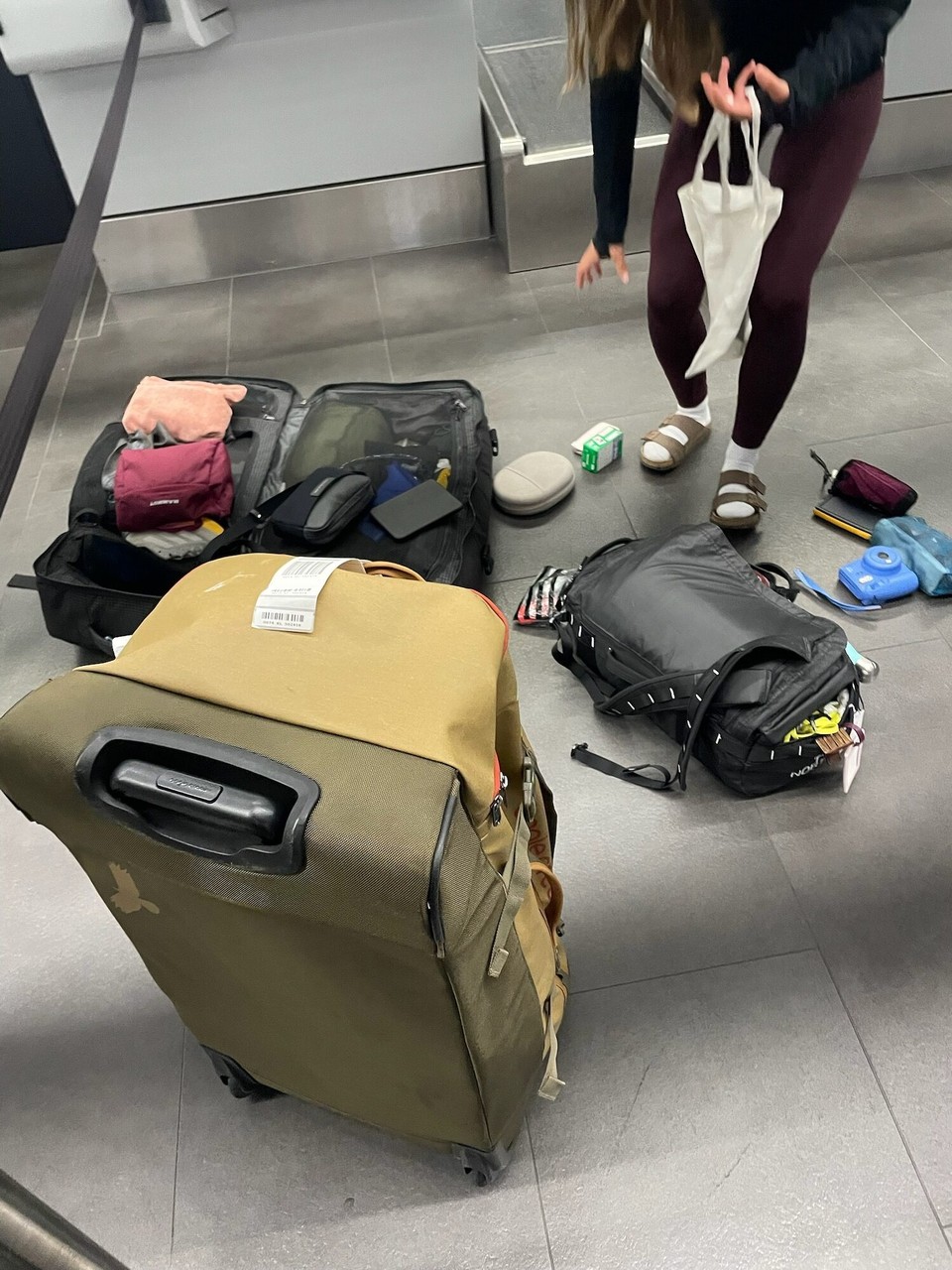 Schweiz - Kloten - Das esch eigentlich vo Afang ah klar gsi, mier hend beide gwösst das es zschwär esch aber hend dänkt „let‘s try“😂😂. Mier hend denn no schnell chli umpackt und hend üses Gepäck chönne ufgeh. 