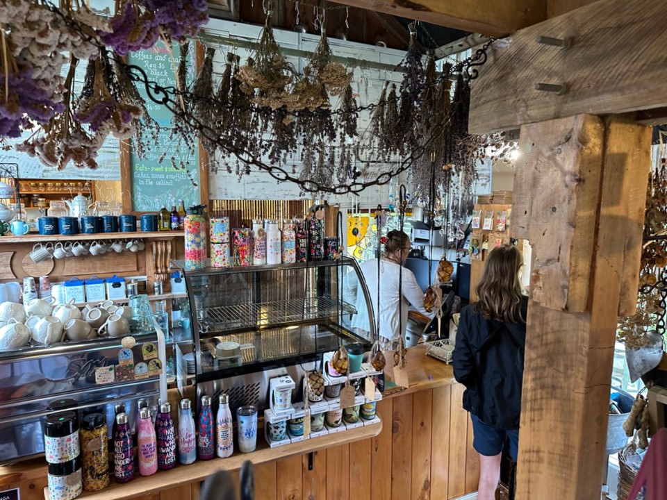 Neuseeland - Waimamaku - Shop vom Hostel verkauft alles was ich nicht brauche 