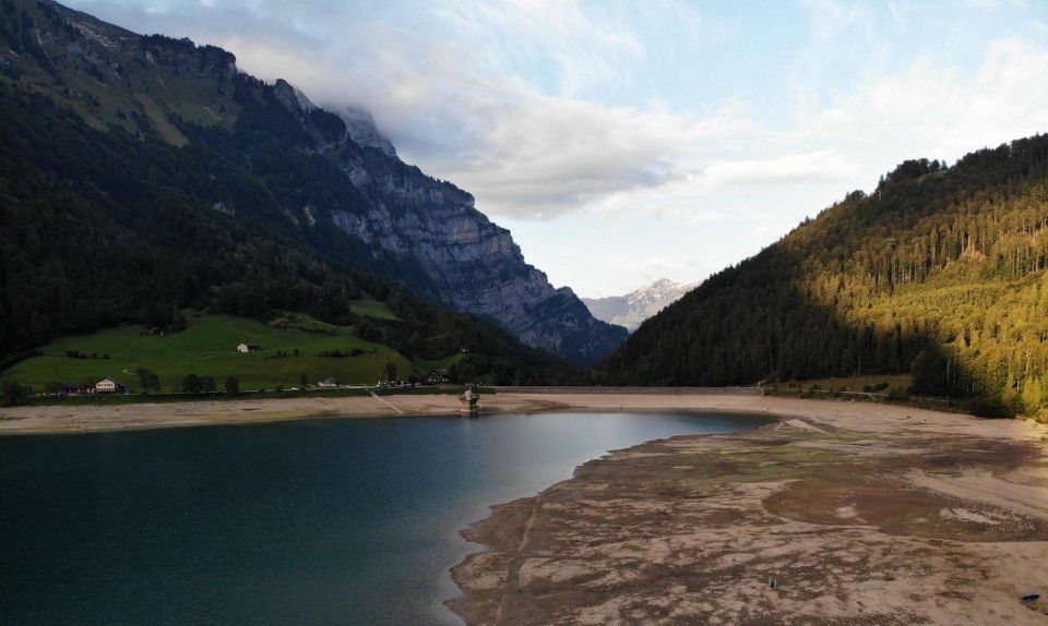 Schweiz - Glarus - Aufnahme mit der Drohne - Klöntaslersee